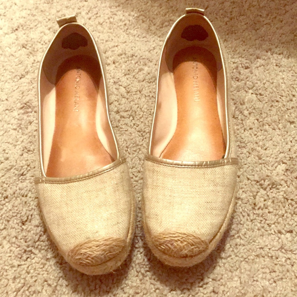 Confortable shoes / very pretty gold cloth